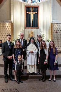Sr. Mary Thomas, O.Praem. (Alison Bright ’09), and family