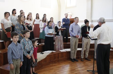 The Thomas Aquinas College Choir, joined by members of the e