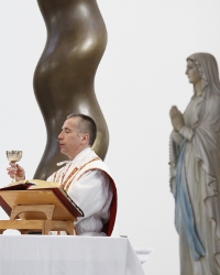 Rev. Robert Marczewski raises the chalice.