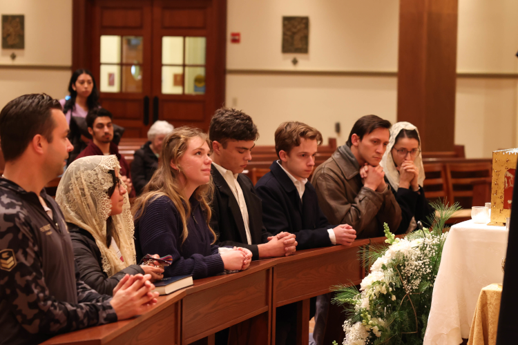 Students venerate relics of St. Thomas Aquinas