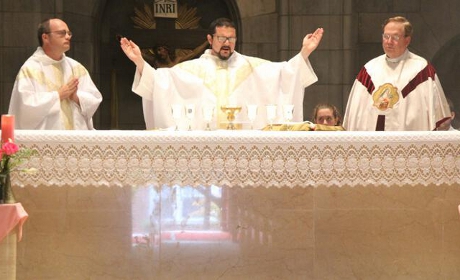 Rev. Reginald (Ryan ’97) Wolford, O.P., offers his first Mass.