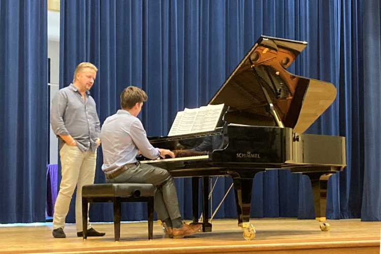 Classical pianist Ilya Yakushev teaches a master class Justas Macknickas (’24).