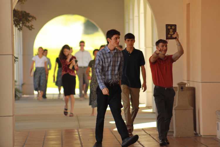 Students walk alongside the acaemic quadrangle