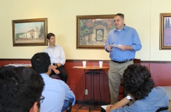 Mark Kretschmer (’99) speaks with students in the campus cof