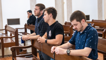 Students pray the Rosary in California Chapel