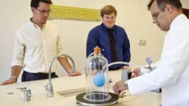 Dr. Goyette with students in Natural Science lab (2017)